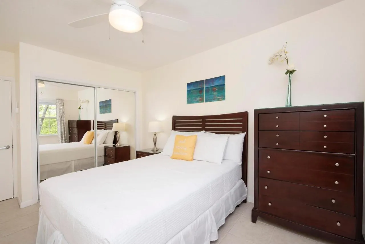 Сasa de vacaciones Snug Harbour View Condo #8 George Town