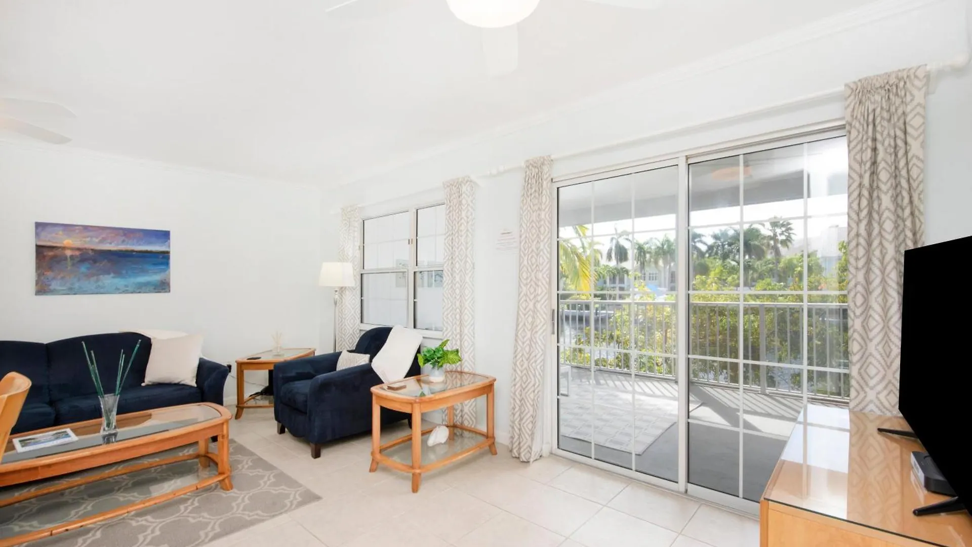 Сasa de vacaciones Snug Harbour View Condo #8 George Town