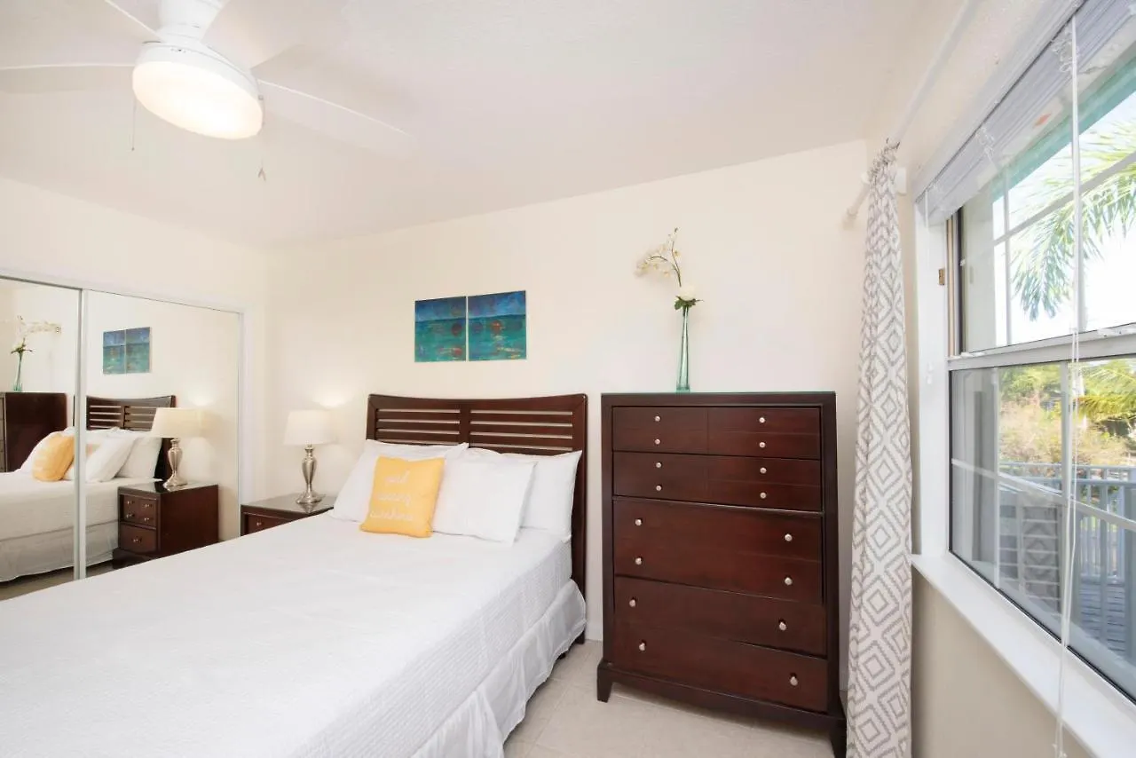 Snug Harbour View Condo #8 조지 타운