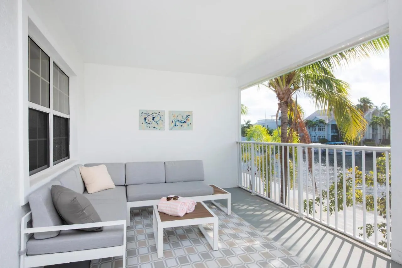 펜션 Snug Harbour View Condo #8 조지 타운