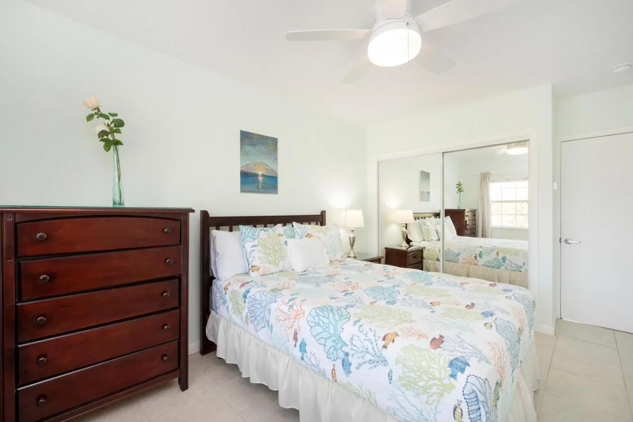 Snug Harbour View Condo #8 조지 타운 펜션